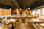 你到了一家餐馆你需要完成点餐和用餐结束后的结账,点餐时你可以让服务员给你推荐一些特色菜。
